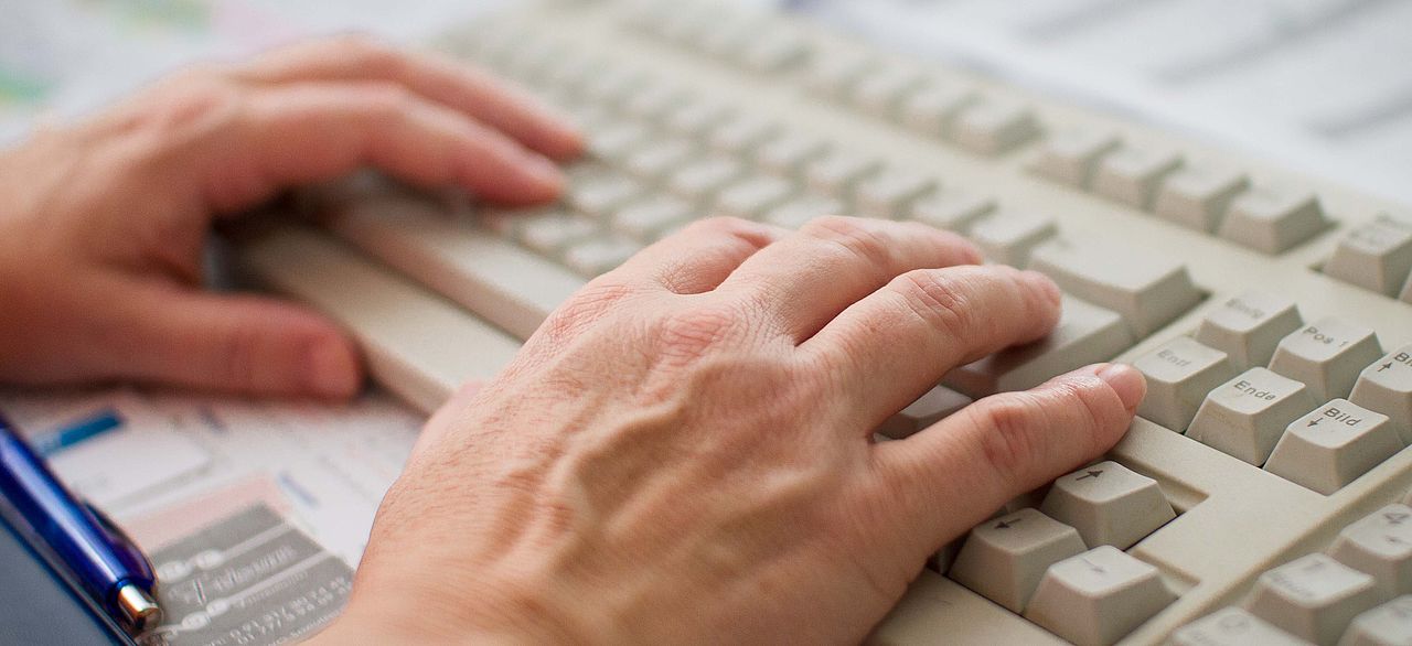 Hände schreiben auf Tastatur Hände schreiben auf Tastatur